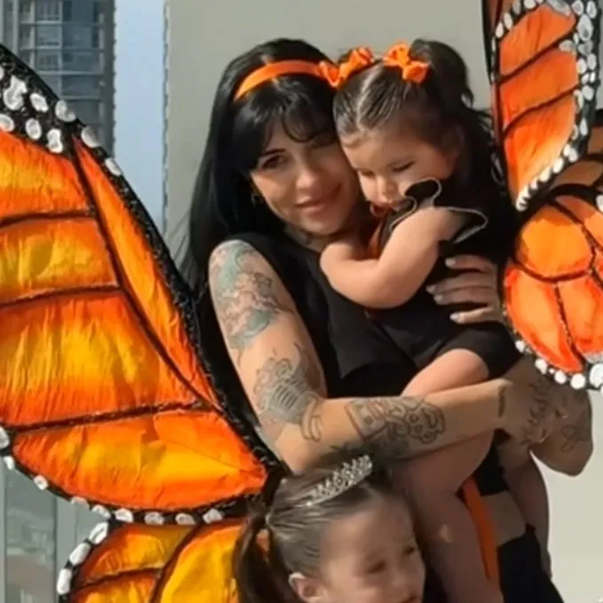 Cazzu, junto a su hija Inti posando juntas