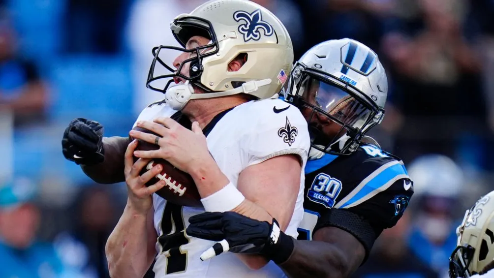 AP Derek Carr volvió a ser el QB titular de Saints