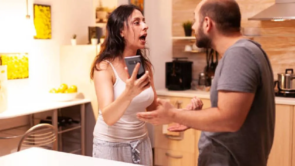 Pixabay Revisar un celular sin autorización puede resultar en penas de seis a doce años de prisión y multas de 300 a 600 días.