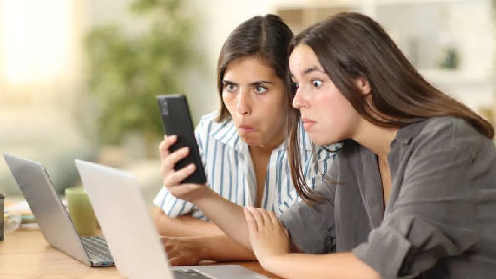 Pixabay Revisar el celular de alguien es una infracción a su privacidad e intimidad.