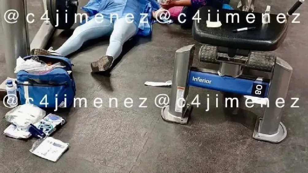 Una joven de 20 años en el gimnasio mientras realizaba ejercicio.
