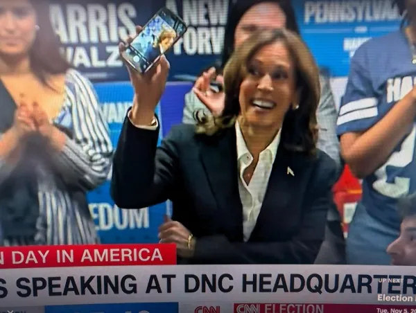 Kamala Harris aparentemente finge llamada con votante