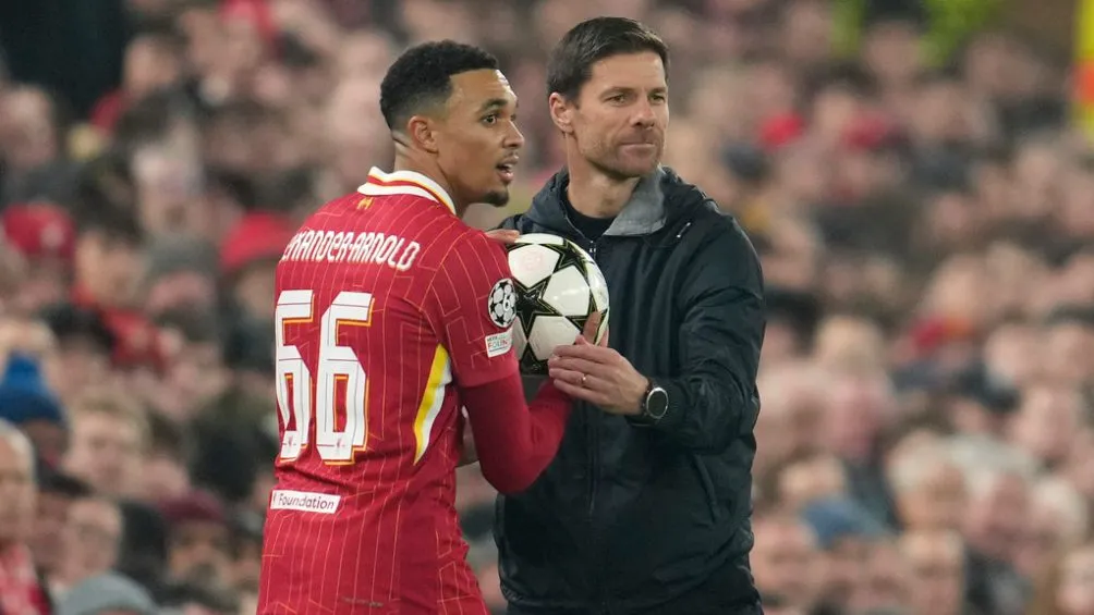 Xabi Alonso y Trent Alexander-Arnold durante el duelo de UCL