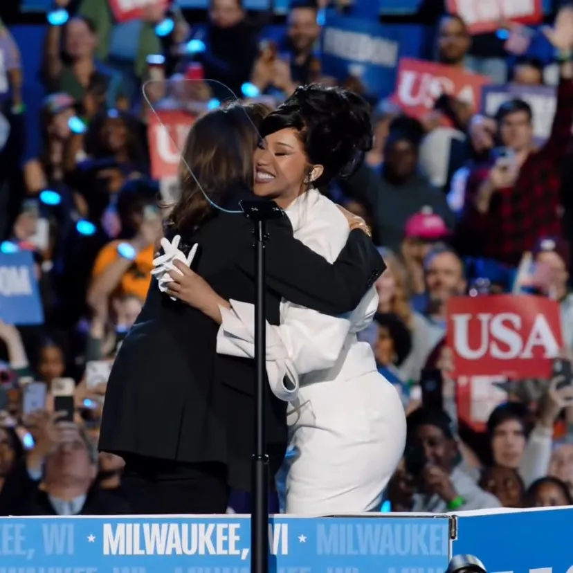 Cardi B abrazando Kamala Harris en un mitin