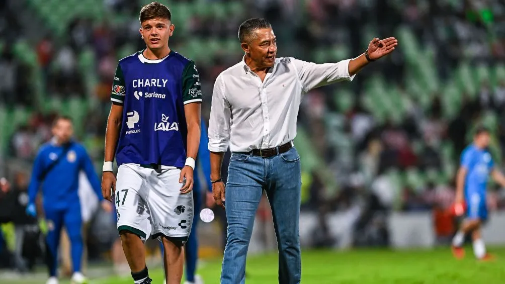 Ambríz dando indicaciones en el partido