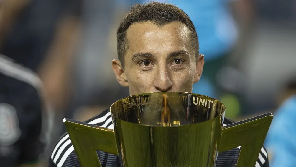 MEXSPORT Andrés Guardado levantando la Copa Oro