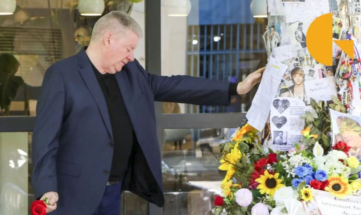 Foto especial El padre del cantante despidiéndose del altar en memoria de su hijo. El padre llegó a Argentina para continuar investigaciones sobre la muerte de su hijo,