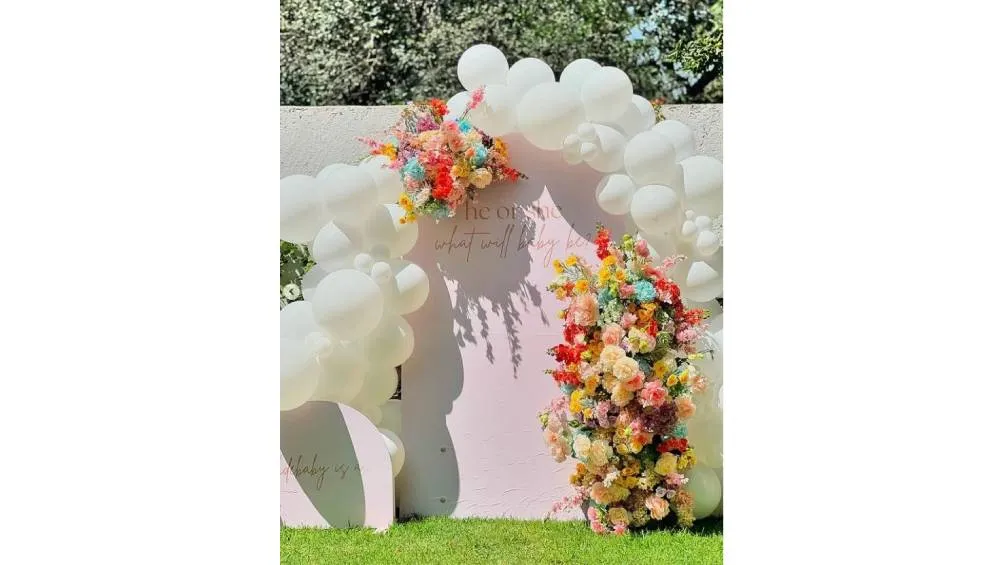 La pareja compartió en sus redes la revelación de género de su bebé.