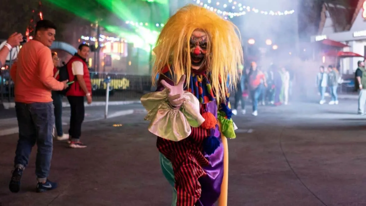 Merca2.0 En Halloween, trabajadores de Six Flags se disfrazan de personajes de terror para espantar a sus visitantes