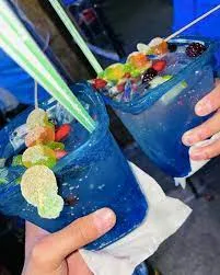 Es la moda Azulitos, una bebida alcohólica popular en el país