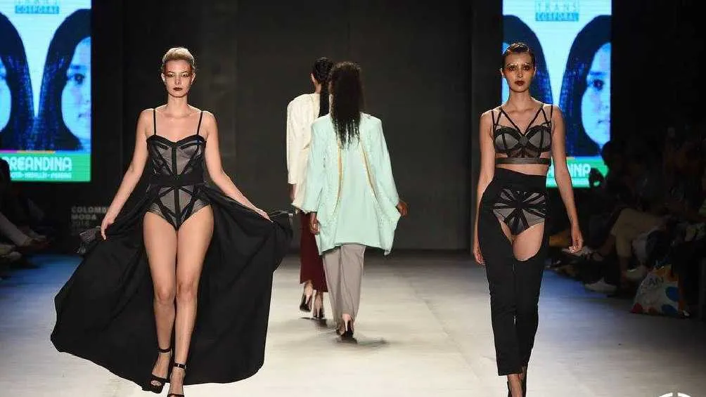 Durante su juventud Karina participaba en pasarelas, comerciales y campañas publicitarias.