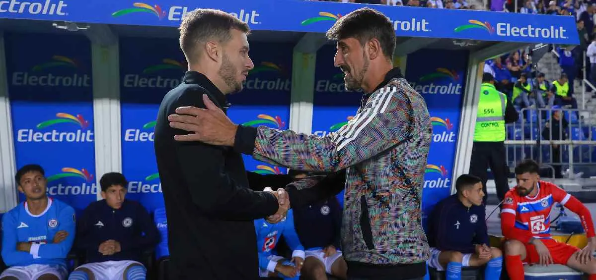 Abrazo entre técnicos