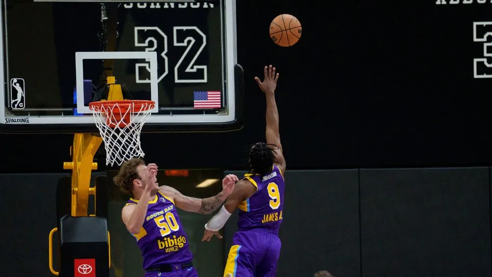 AP Broony James con el South Bay Lakers