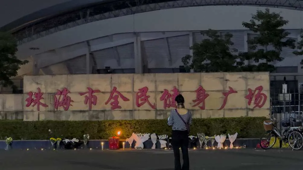 Afuera del estadio se montó una ofrenda en honor a los muertos.
