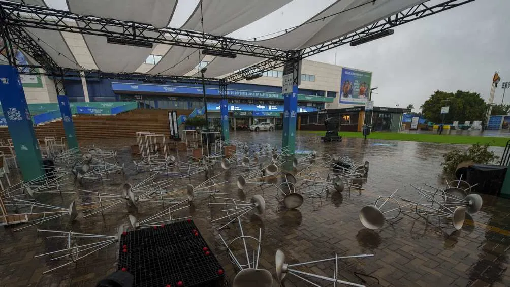 Las lluvias también afectaron a tiendas y supermercados.