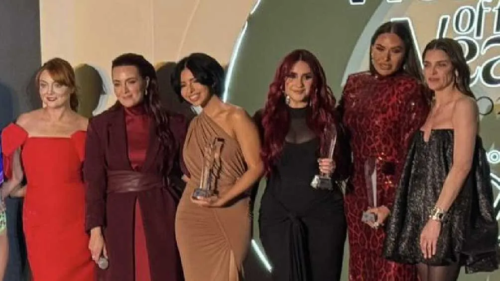 Twitter: @brian_ortiz10 Sólo en el escenario Ángela Aguilar se fotografió con las demás ganadoras.