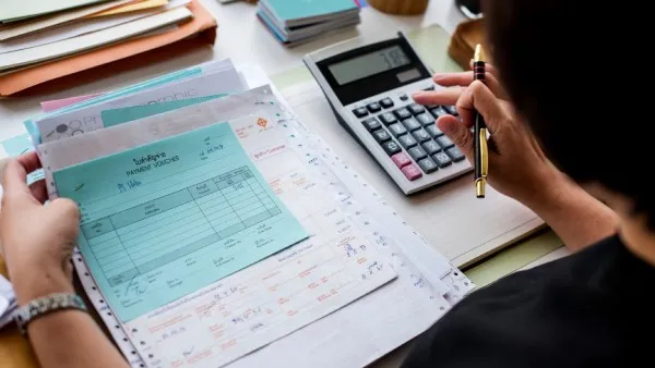 Foto especial Cumple con tus pagos para evitar multas