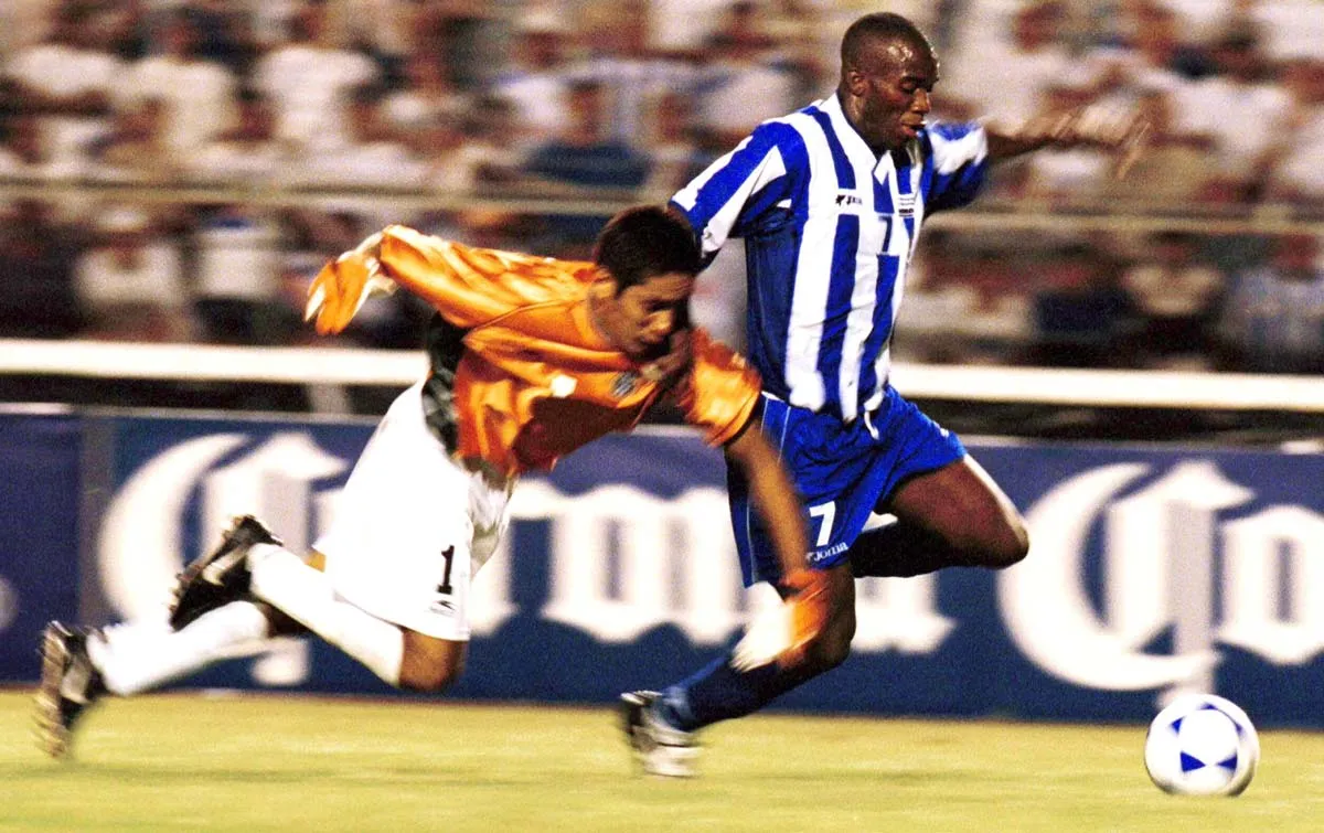 David Suazo se quita a Jorge Campos durante juego en Honduras en 2001