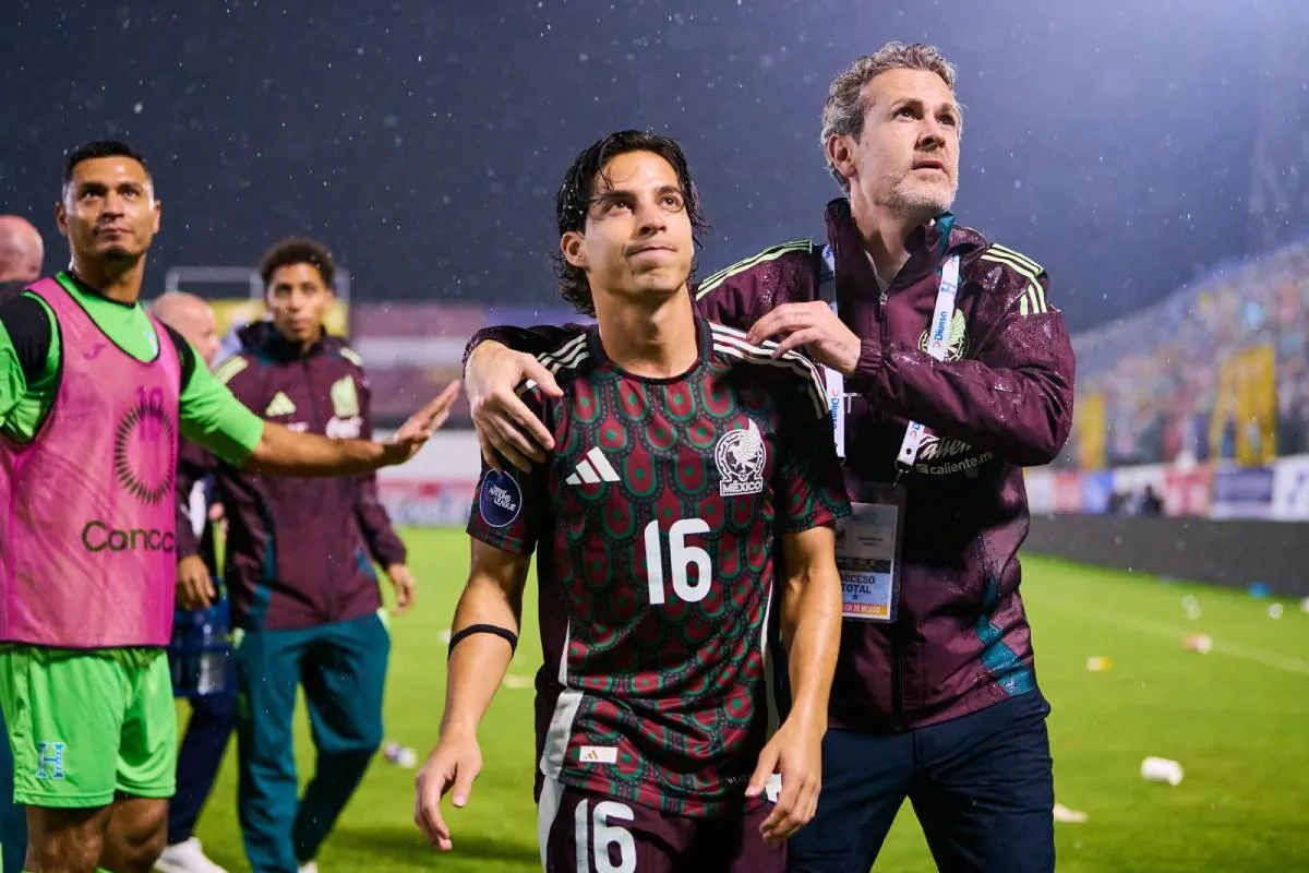 Lainez terminó el partido molesto