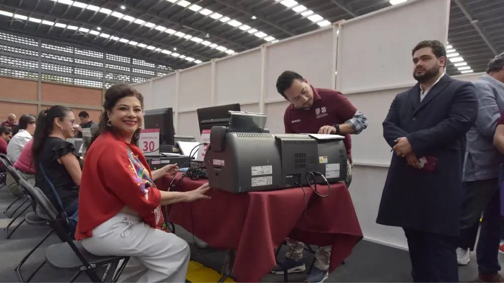 Gobierno de la CDMX La Jefa de Gobierno realizó su tramite para la licencia de conducir permanente en la CDMX.