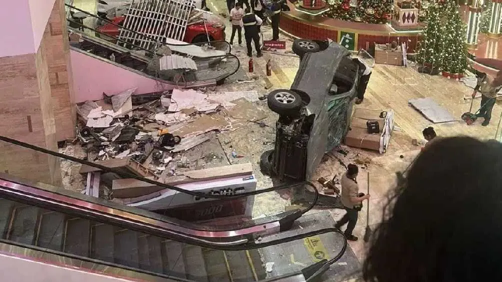 El vehículo quedó al pie de unas escaleras eléctricas, destruyendo varias estructuras.