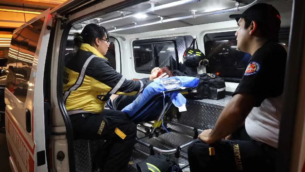 Una mujer, además del conductor, resultó con heridas y fue atendida.