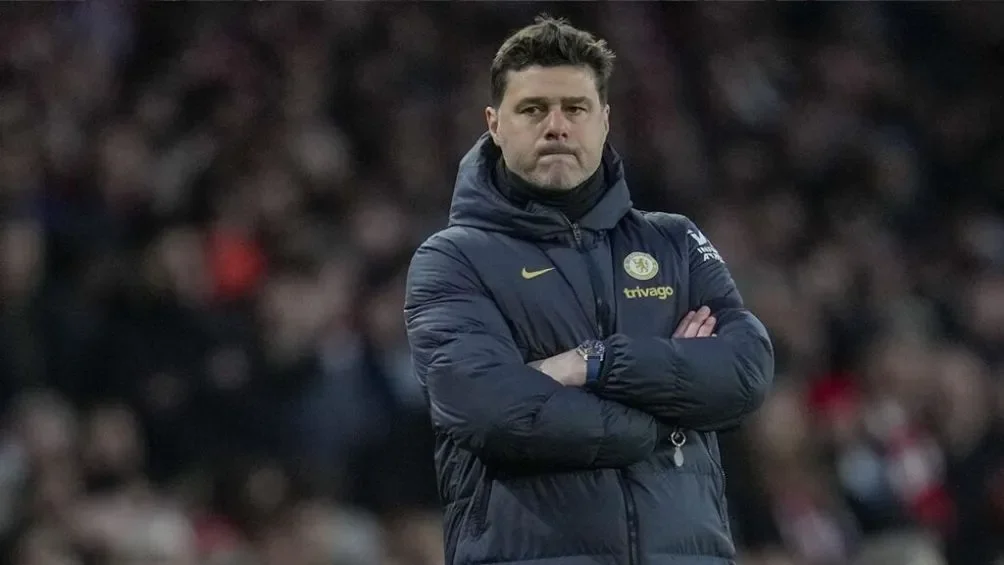 AP Pochettino dirigiendo en la Premier