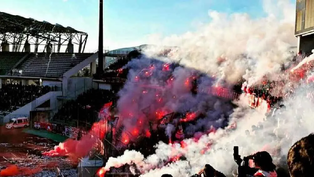 Los ultras atacaron al policía