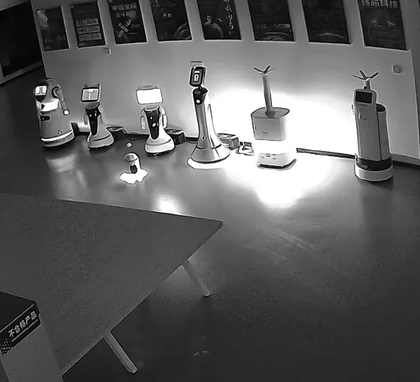 El robot se acerca los demás para convencerlos que se vayan a casa