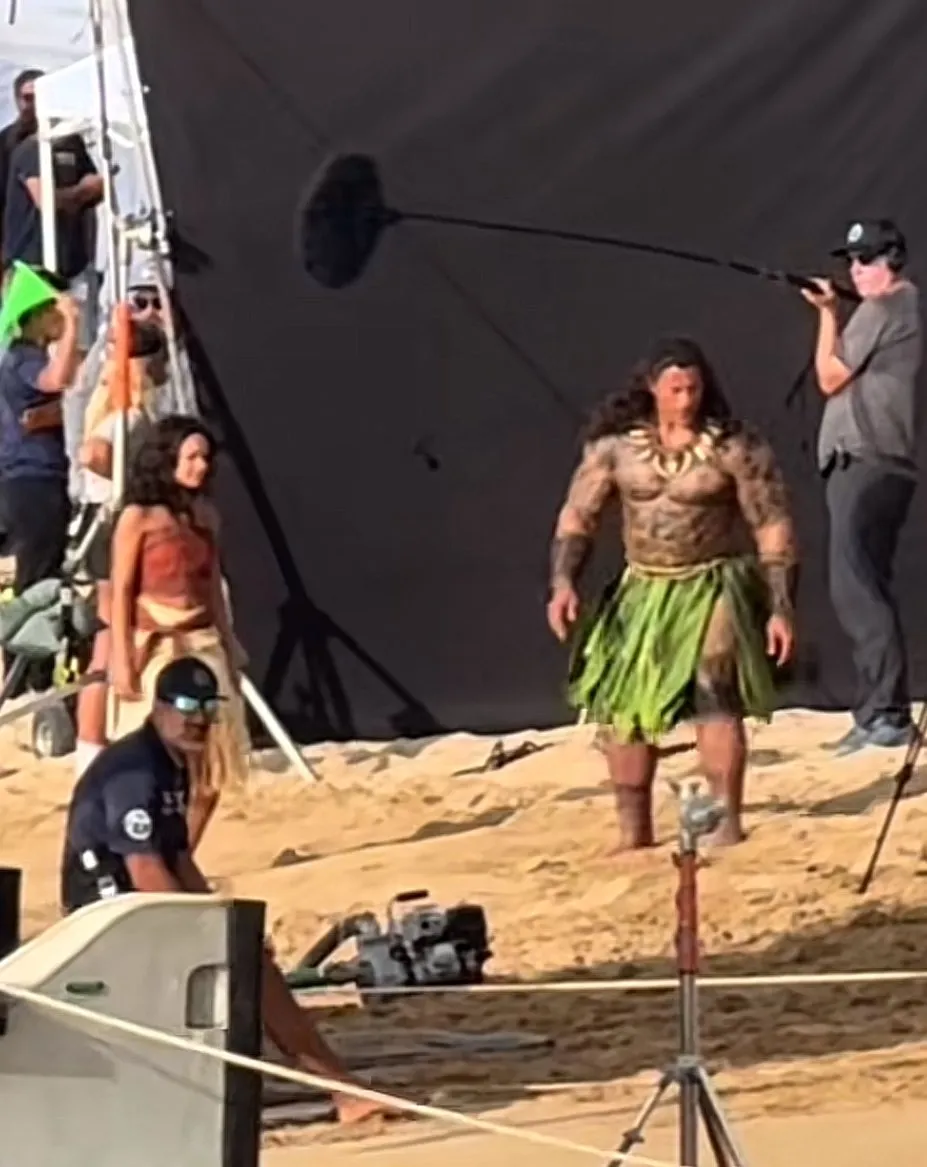 Reel News Hawaii Dwayne caracterizado como Maui