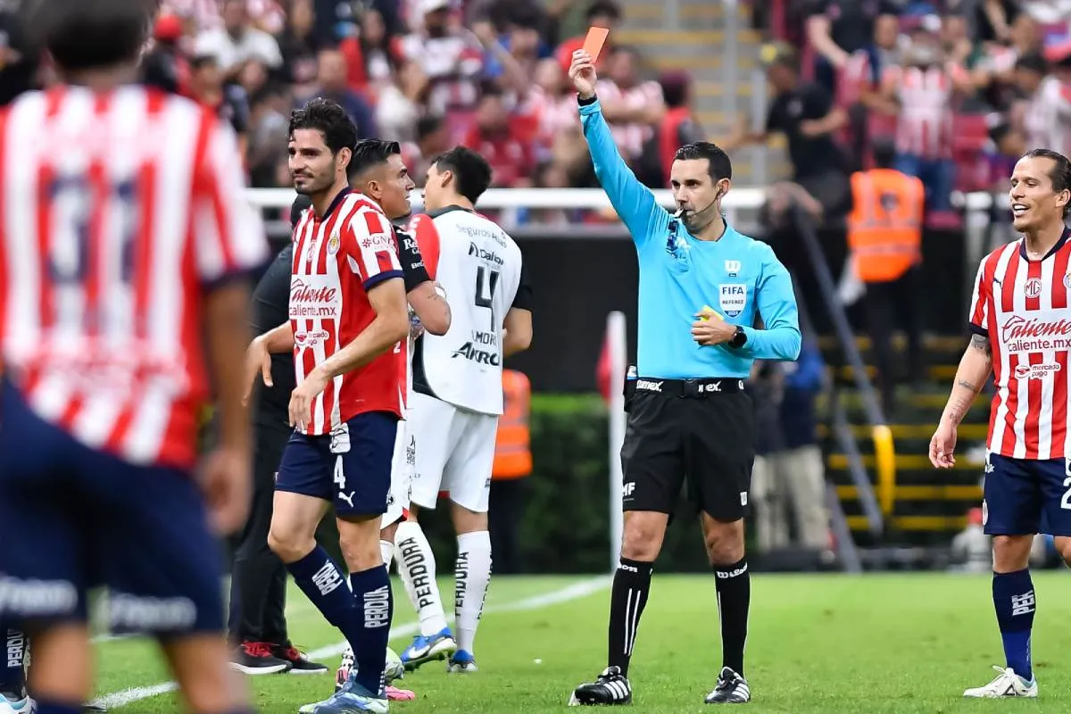 MEXSPORT Pollo cometió penal y se llevó la doble amarilla