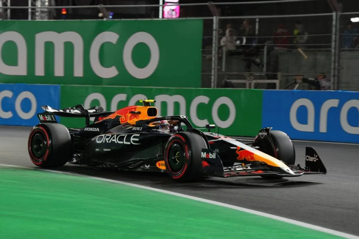 Checo logró sumar un punto al remontar cinco lugares