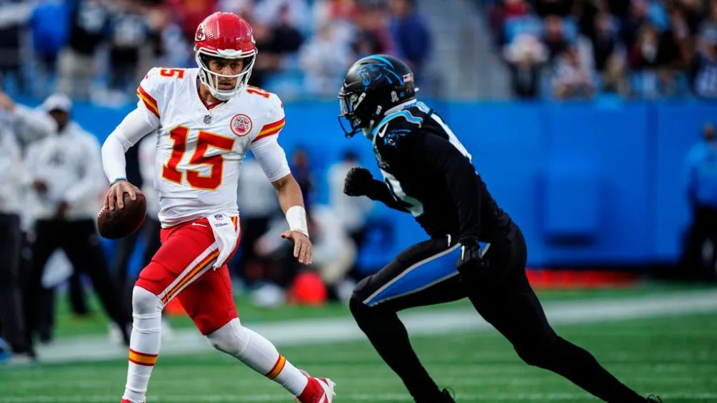 Mahomes lanzó tres pases de anotación