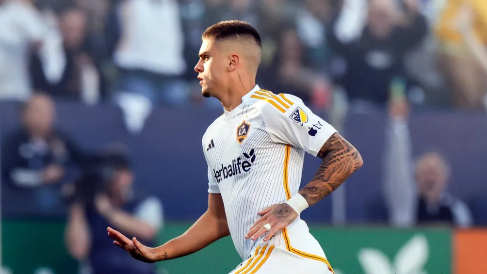 AP Gabriel Pec celebrando su gol con Galaxy