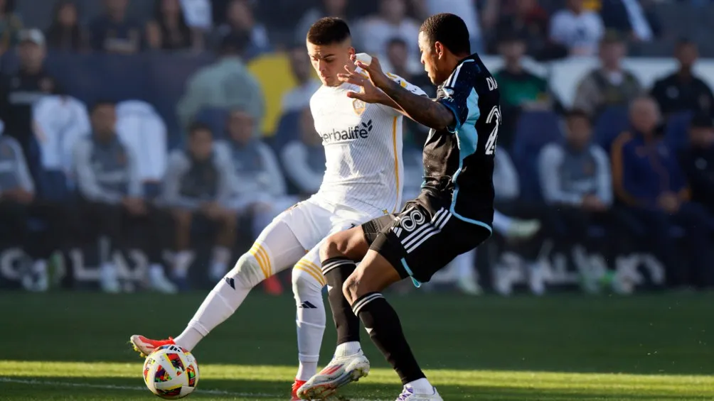 AP EL brasileño Gabriel Pec marca uno de los mejores goles de la temporada