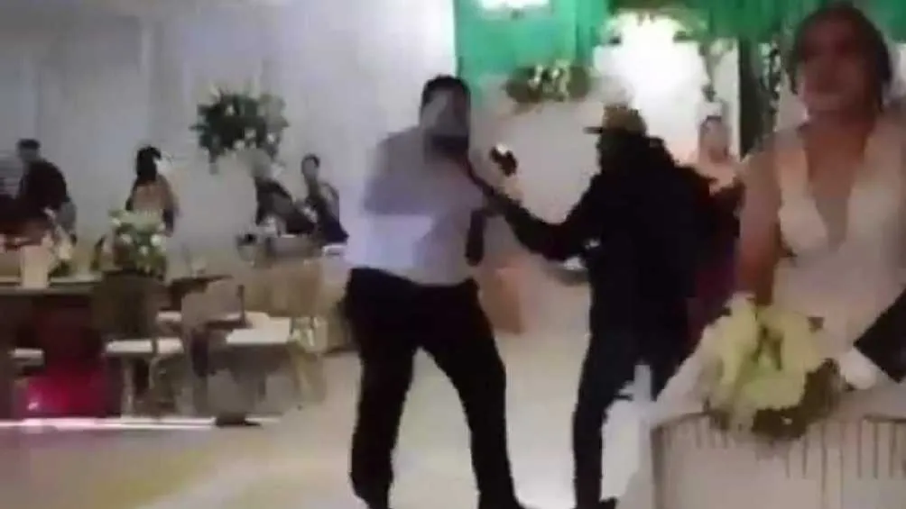 En el video se puede apreciar que un encapuchado forcejea con uno de los invitados.