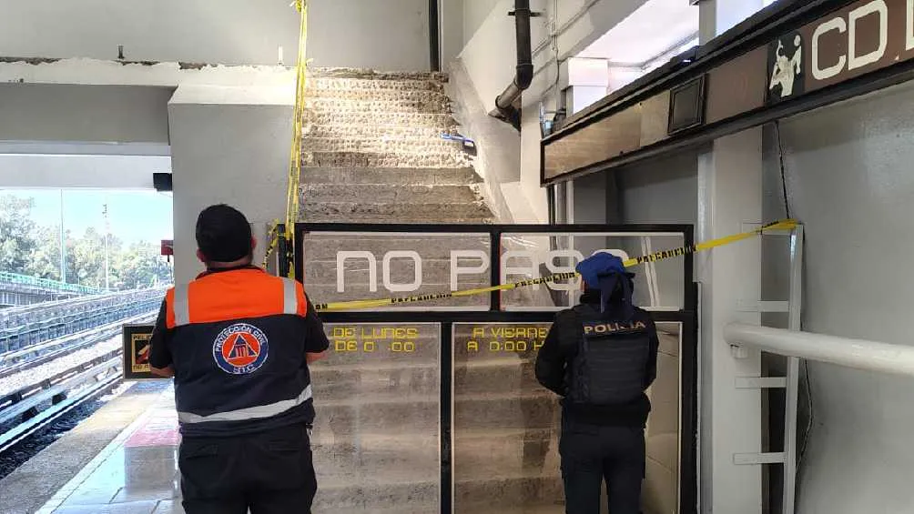 Twitter: @MetroCDMX Personal de la SSC y Protección Civil vigilan para que nadie use las escaleras.
