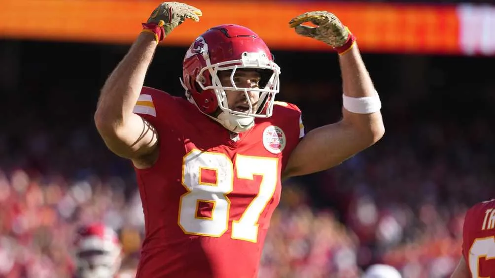 AP Travis Kelce es un destacado jugador de los Chiefs, equipo campeón de la NFL.