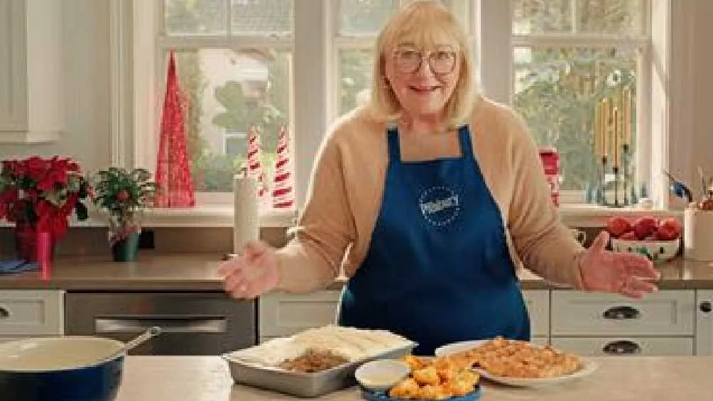 AP Donna Kelce, mamá de Travis, tiene una aparición en una de las películas.