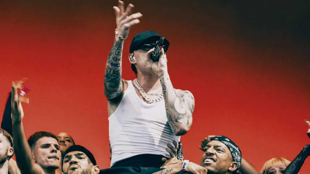 Peso Pluma es uno de los más famosos cantantes que en sus canciones habla de la cultura narco.