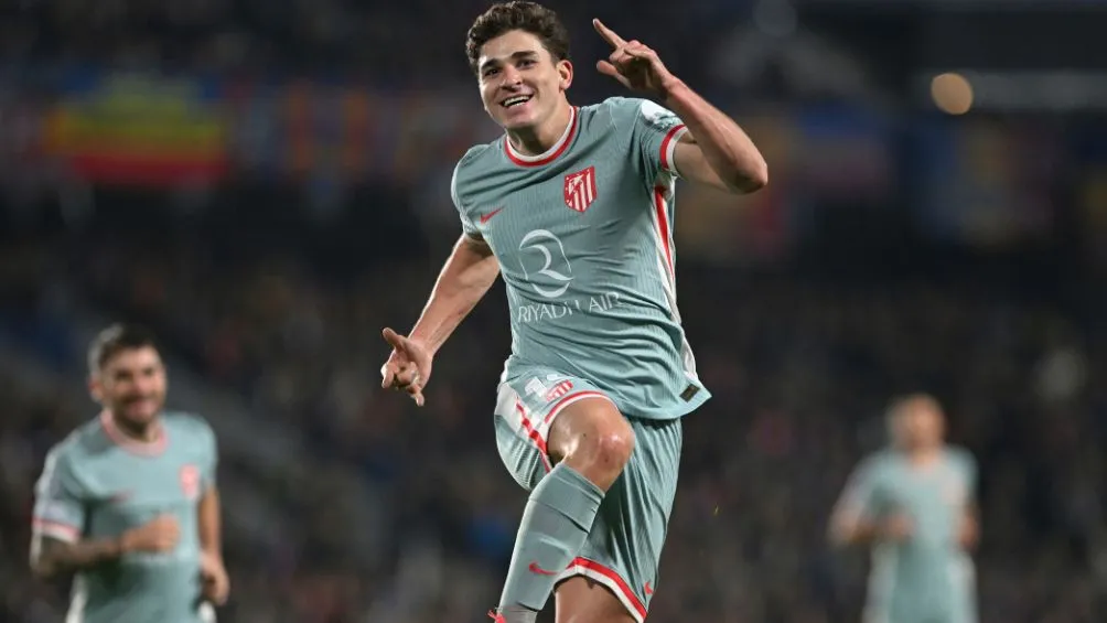 AP Julián Álvarez celebra uno de sus goles