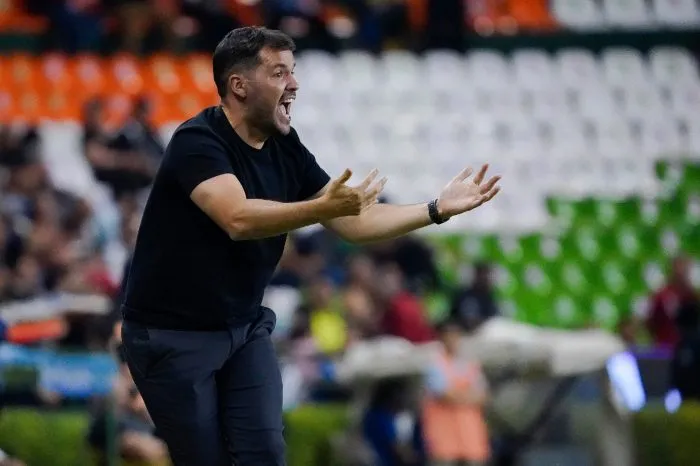 Larcamón da indicaciones en un juego de León