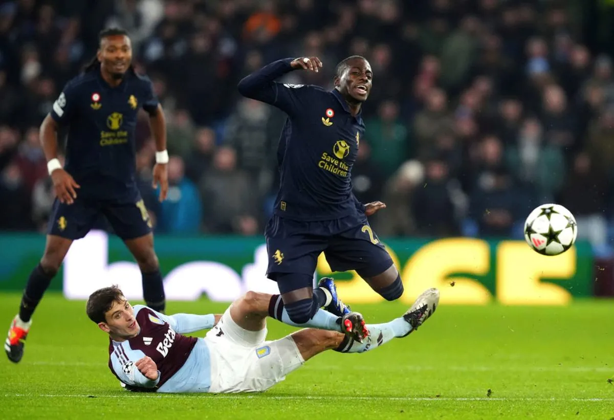 La Juventus salió &quot;viva&quot; del encuentro en Villa Park