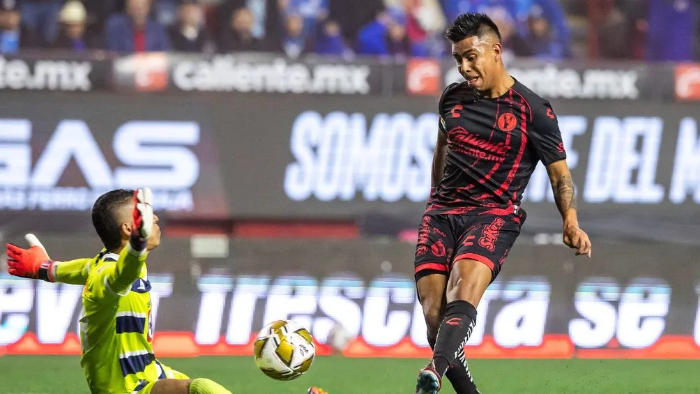 Efraín Álvarez en la jugada del gol