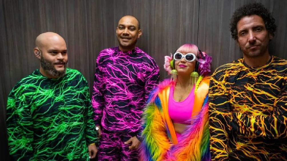 Bomba Estéreo es una banda colombiana que mezcla cumbia, reggae y electrónica.