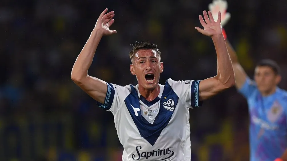 Velez remontó en el 90