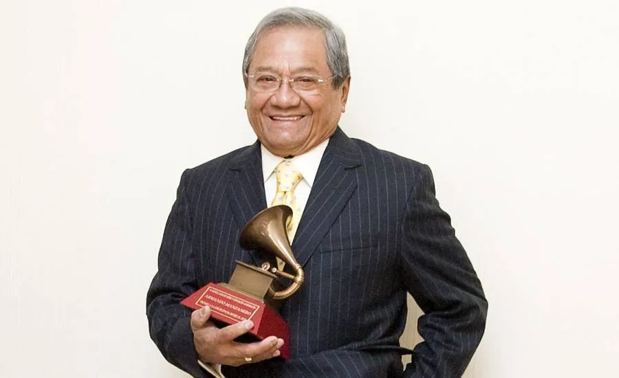 Armando Manzanero con su Grammy
