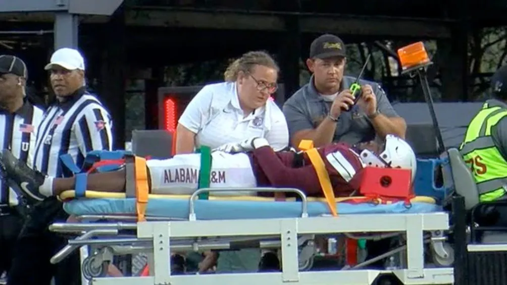 X: @Ahclem53 Medrick Burnett tras su lesión en octubre