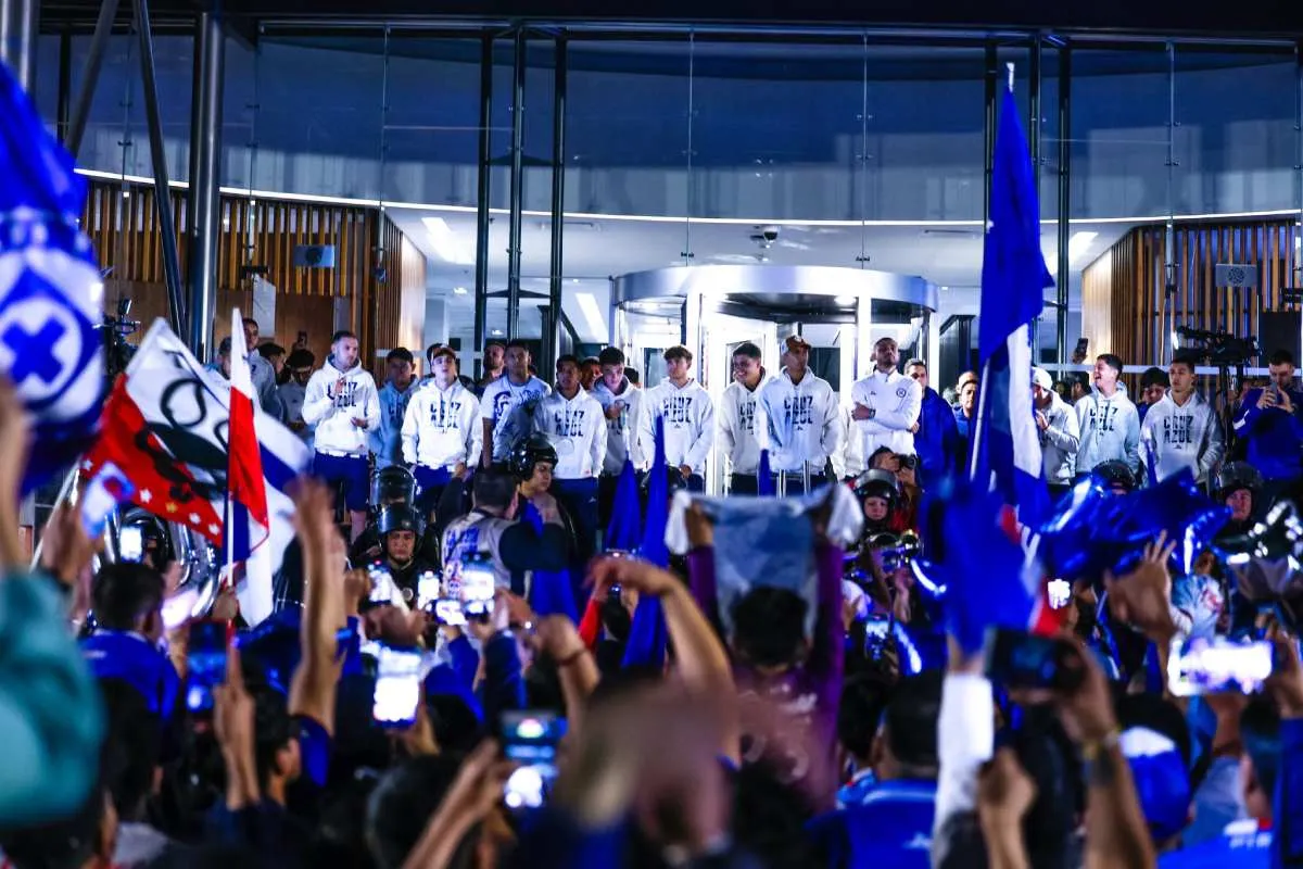 X: @CruzAzul Los jugadores salieron a recibir a sus seguidores