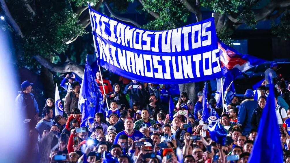 X: @CruzAzul La afición de Cruz Azul no abandona a su equipo